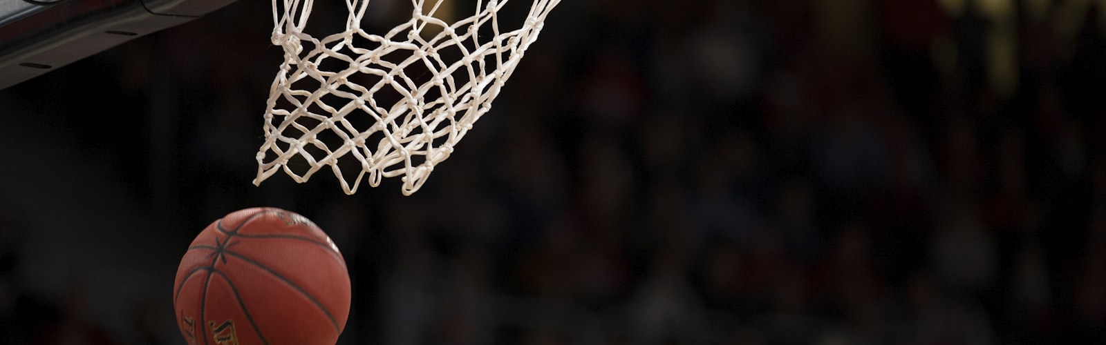 英超联赛曼城对阵利物浦的激烈比赛现场直播画面，球场座无虚席